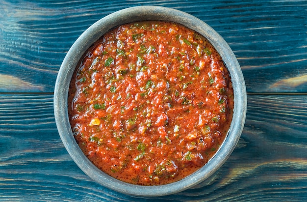 나무 테이블에 Marinara 그릇