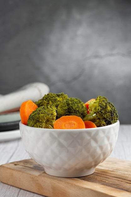 Bowl met broccoli en wortelsalade