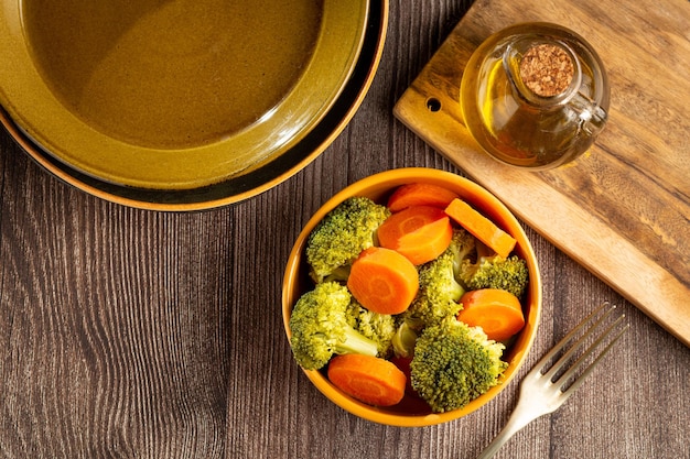 Bowl met broccoli en wortelsalade