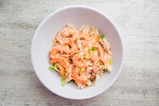 Bowl met garnalensalade van bovenaf gezien