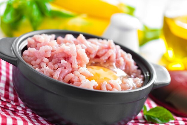 Foto una ciotola di carne macinata con sopra un uovo fritto