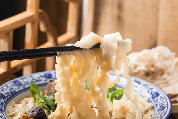 Una ciotola di noodles con brasato di manzo