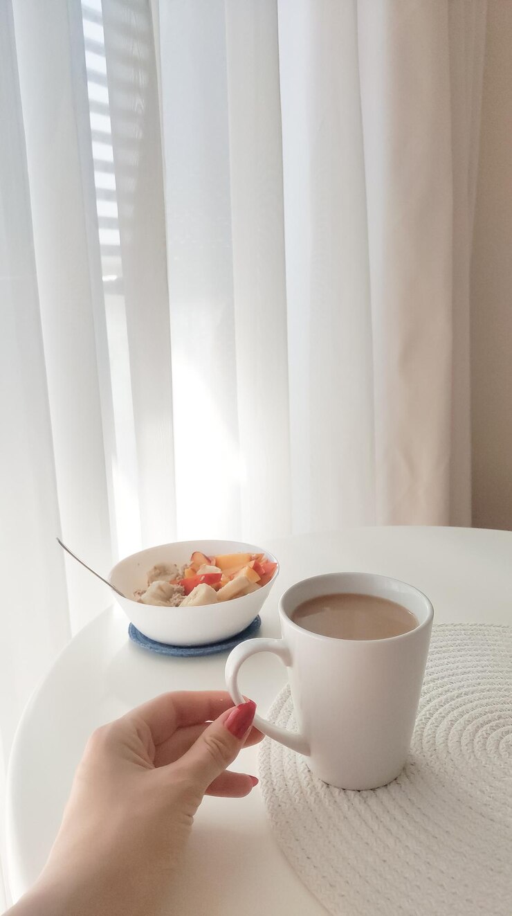 Photo 朝のベガンの朝食の白いテーブルにオートミールとミルクのカップのコーヒー