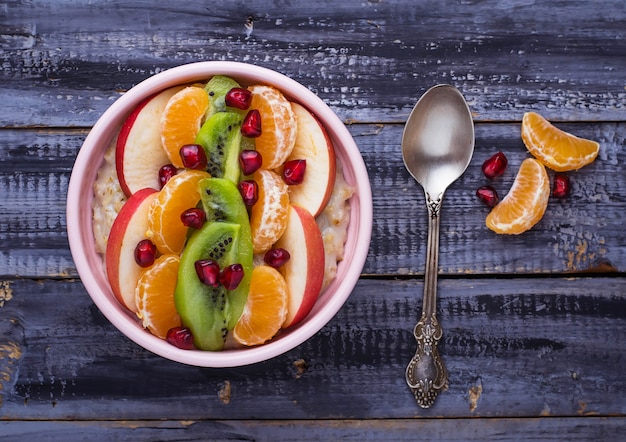 Photo bowl of oatmeal with fruits