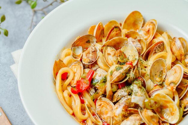 Foto un piatto di pasta con vongole e basilico