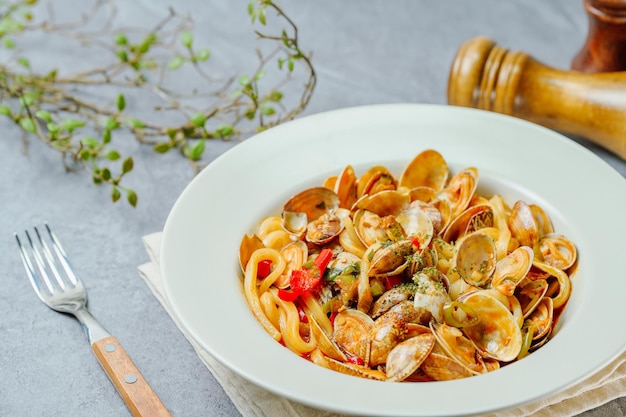 Foto un piatto di pasta con vongole e peperoni