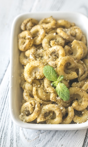 Foto ciotola di pasta al pesto