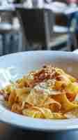 Photo a bowl of pasta with a white bowl of pasta