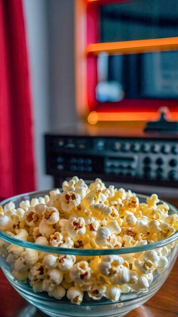 Foto una ciotola di popcorn è su un tavolo di legno