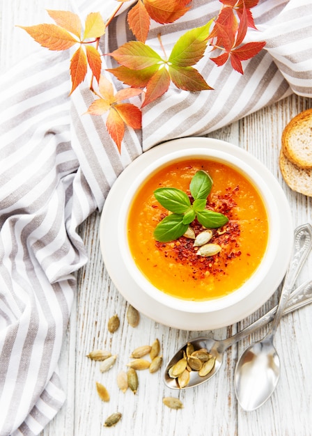 Foto ciotola di zuppa di zucca