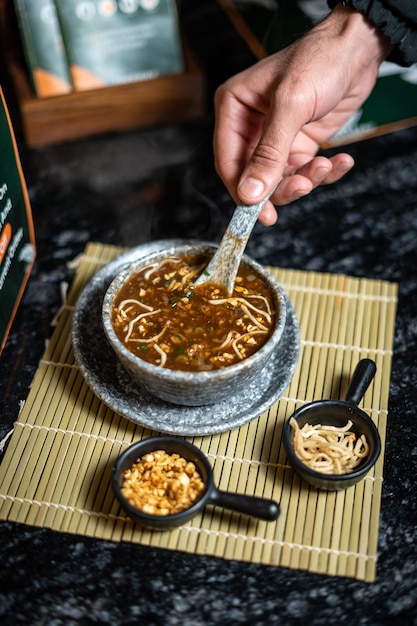 Photo a bowl of ramen with a green label that says'noodle'on it