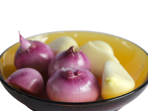 Photo a bowl of red onions with a white background