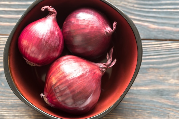 Foto ciotola di cipolle rosse