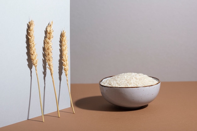 Photo bowl of rice and wheat ear arrangement