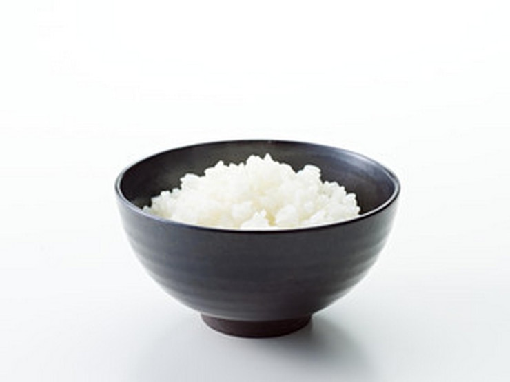 Photo 側面に茶色の色が付いた茶色と黒の鉢を持つ米の鉢