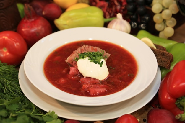 Foto una ciotola di borscht russo con sopra una cucchiaiata di panna acida.