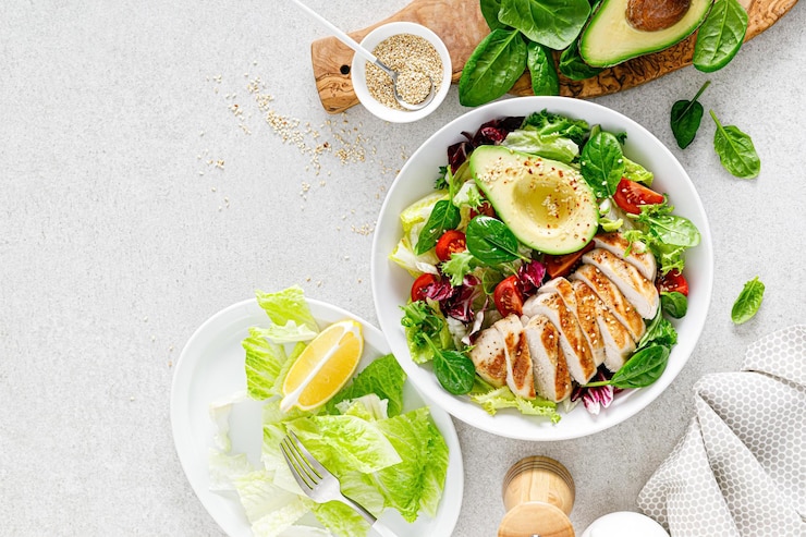 Photo a bowl of salad with a salad on it and a plate of avocado, lemon, and lemon.