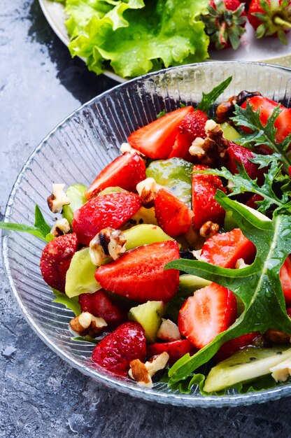 Ciotola di insalata con fragole