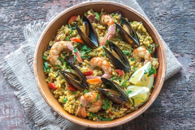 Ciotola di paella di frutti di mare