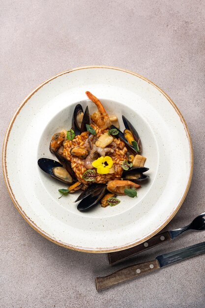 A bowl of seafood with mussels and mussels.