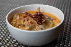 Photo a bowl of shamu datshi with is a dish of cheesy mushrooms