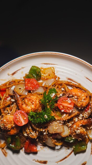 Photo a bowl of shrimp and prawns with a sprig of parsley on top.