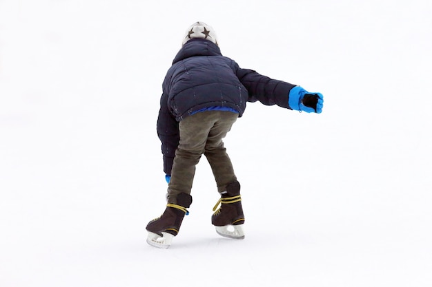 Bowl skate tiener op de ijsbaan