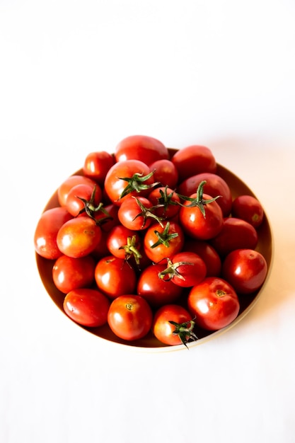 Photo a bowl of tomatoes with a white background