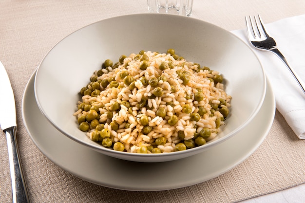 Photo bowl of traditional risi e bisi from the veneto