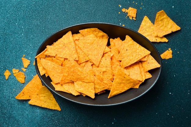 Bowl van Mexicaanse nachos chips Tortilla chips Taco chips in een zwarte kom Maïs chips Top view