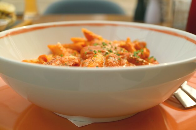 Bowl van Penne Pasta met Garnalen en Pittige Arrabbiata Saus