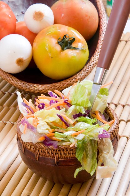 Foto ciotola di insalata di verdure con cavolo e pomodoro