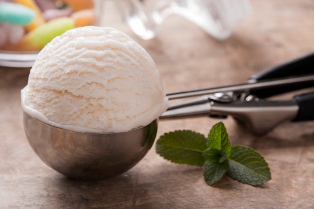 Foto ciotola di gelato alla vaniglia bianco in un cucchiaio