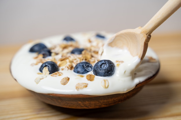 Ciotola di muesli integrali con mirtilli e yogurt