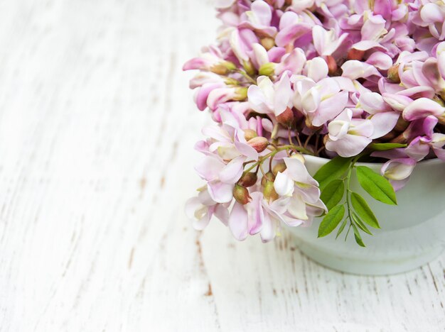 アカシアの花をボウルします。