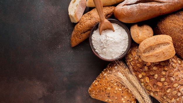 Ciotola con fiori e assortimento di pane