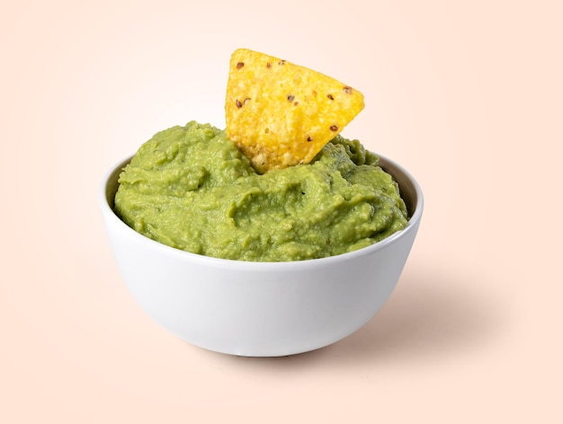 Ciotola con guacamole e nachos