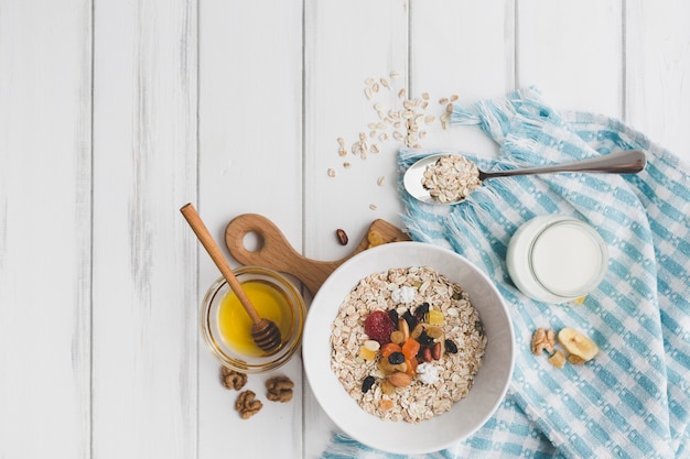 Ciotola con muesli vicino al miele