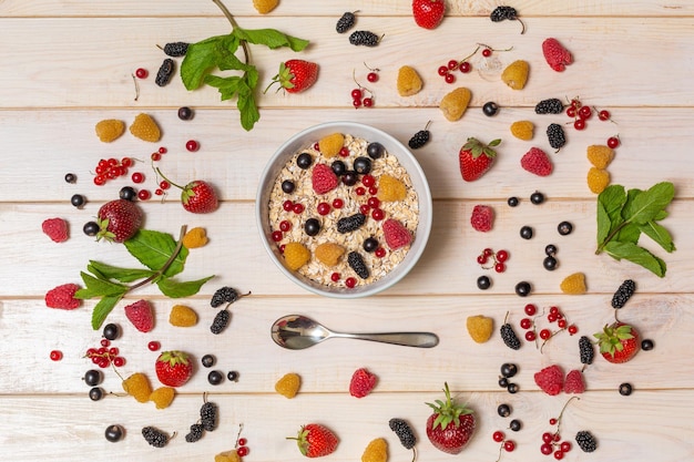 Ciotola con farina d'avena e frutti di bosco