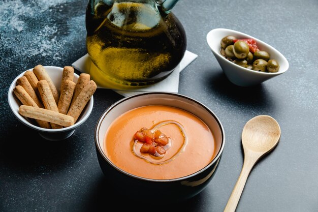 Photo bowl with salmorejo a typical spanish tomato soup similar to the gazpacho