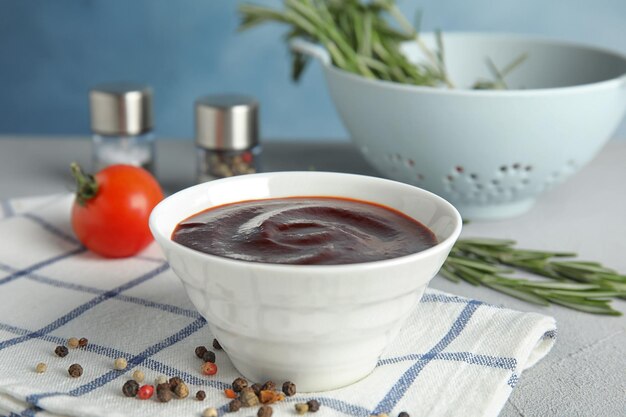 테이블에 맛있는 바비큐 소스가 있는 그릇