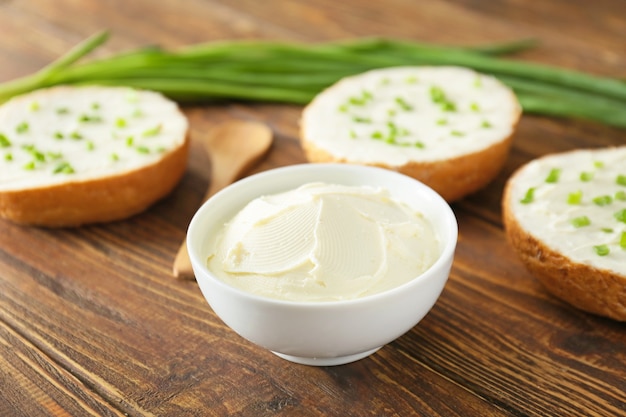 Ciotola con gustosa crema di formaggio sul tavolo