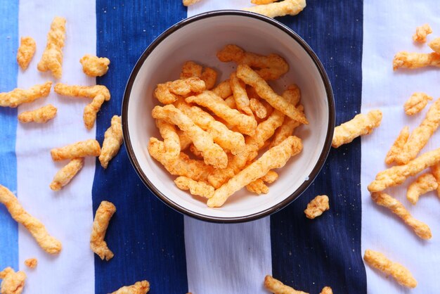 Фото Чаша с вкусными картофельными чипсами на скатерти