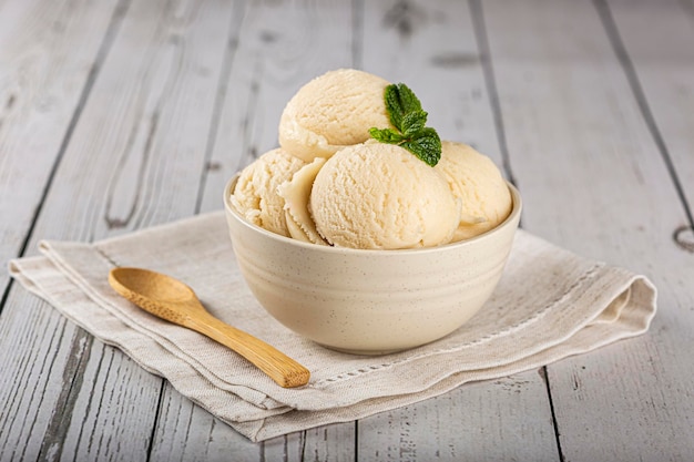 바닐라 아이스크림 볼이 있는 그릇.