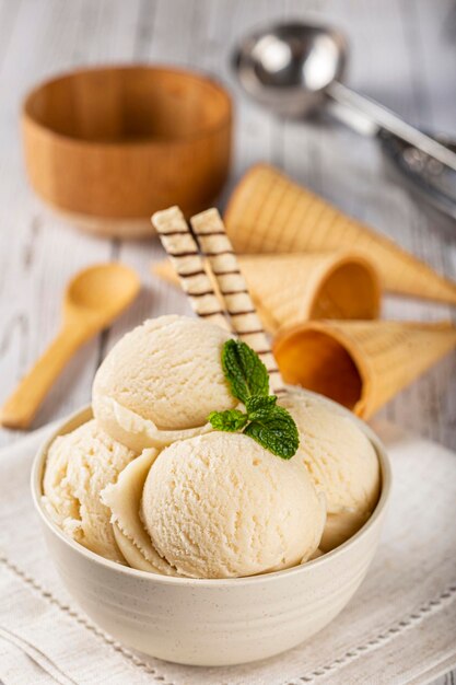 Foto ciotola con palline di gelato alla vaniglia.