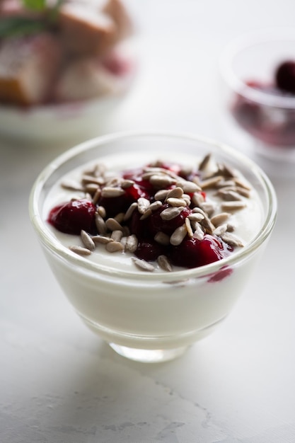 Photo a bowl of yogurt with sunflower seeds on top