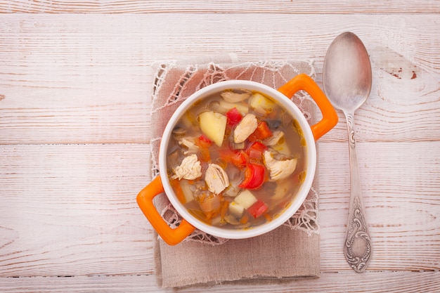 Photo bowl of yummy potato soup with bacon on wooden table