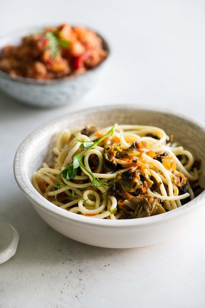 Photo a bowl of zucchini noodles with a bowl of zucchini noodles.