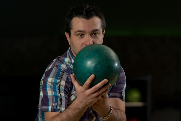 Foto bowler in bilico con la sua palla