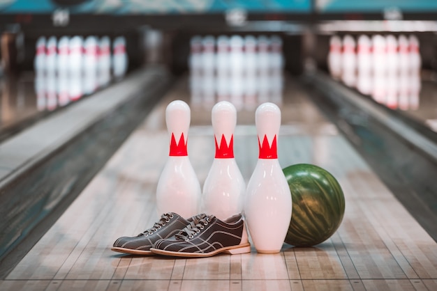 Foto bowling. vicolo, palla, spilli e scarpe